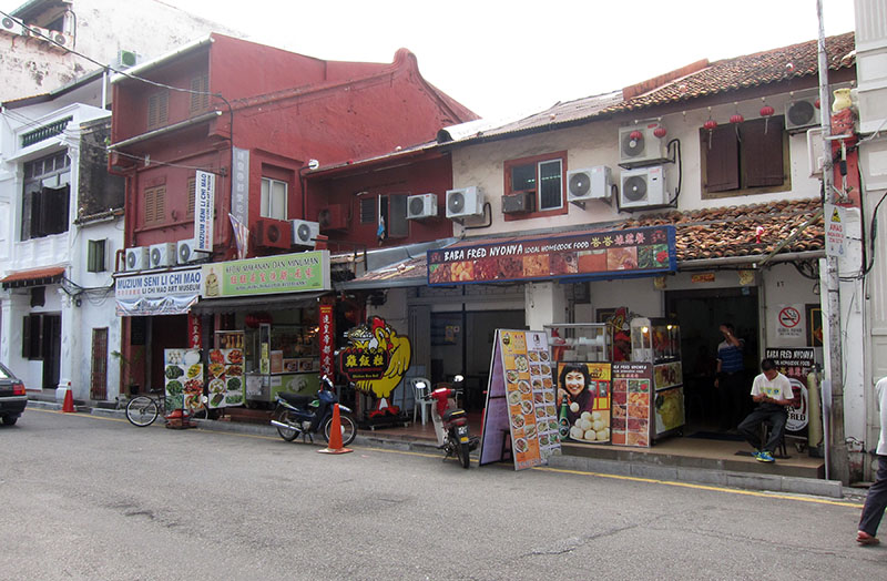 　另一邊廂，昨晚用餐的峇峇娘惹餐廳，門堪羅雀。<br /><br />　上課時間：當年的唐人和當地的馬來人所生的後代，男的稱為峇峇（Baba）女的稱為娘惹（Nyonya）。