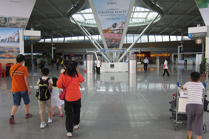 　吃完午餐便坐紅色的士到士乃機場(Senai Airport)，市區離機場28公里，與去LEGOLAND的距離差不多，但跳錶卻只需RM25.6，只有約昨天去LEGOLAND藍色的士跳錶的一半，紅色的士明顯比藍色的士便宜，不過去機場要加多RM12不知什麼費，最後唔知點計是RM48。