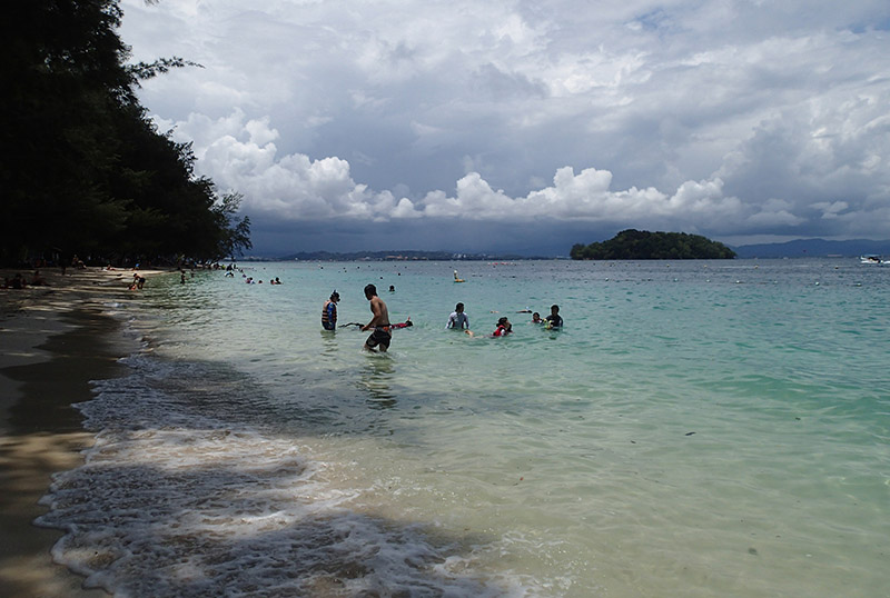 　曼奴干島的沙灘，水不算太清，水面也有一些垃圾，主要是樹葉、海草。