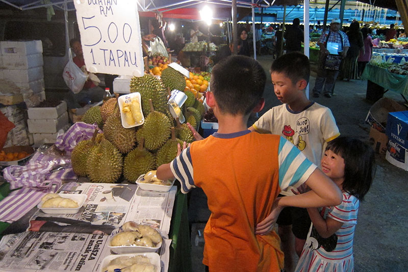 　菲律賓市場據說較複雜，有些遊客可能避免去，不過我們都算順路又在附近，連續逛了三晚。