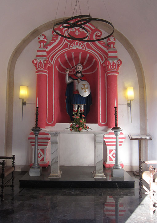 　小教堂建於1740年，為悼念一位守護葡萄牙軍隊的使者而建於聖地牙哥古堡內。