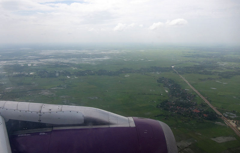 　兩個半小時機程到吳哥上空。只見一片大平原，水源充足，這裡怎會是全世界最貧窮的國家之一？