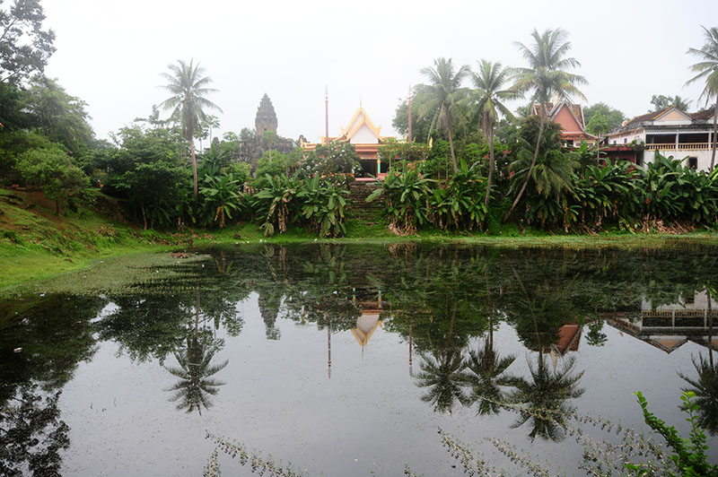 　巴孔寺（Bakong）是柬埔寨吳哥古迹中位於暹粒市西南15公里的一座供奉濕婆的印度教寺廟。此寺廟乃是881年吳哥國王因陀羅跋摩一世建立的國寺（當時的國都在羅洛士）。