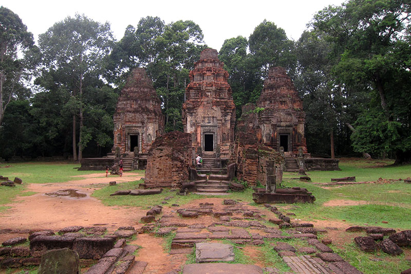 　羅蕾寺(Lolei)，建於西元893年，是國王印闍瓦曼一世所建為了紀念父母的寺廟所建之寺廟，由四座煉瓦所建的祠堂組成的。