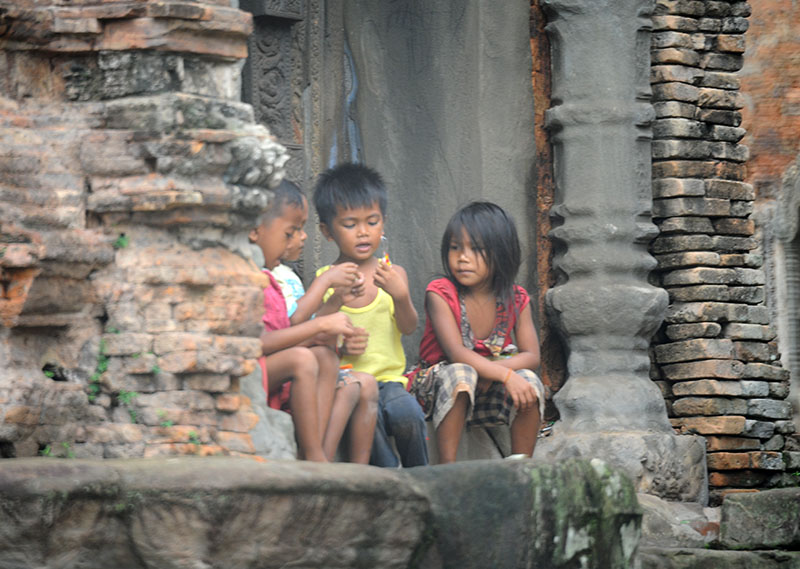 　柬埔寨景點附近都有一些小朋友，經常會用普通話向遊客：“糖果”，“姐姐漂亮”…