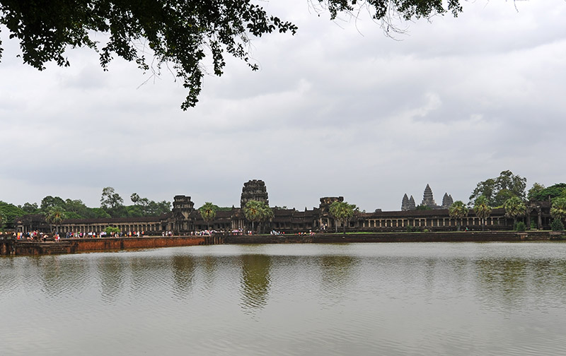 　吳哥窟，又名小吳哥窟，其實小吳哥窟一點兒都不小，它是地球上最大的廟宇，「Angkor Wat」 梵語意即王者寺廟，這也是整個吳哥遺址群最精華的部份。