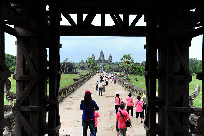 　穿過城門與古城牆，便會看見聖塔群。<br /><br />　吳哥窟由五個寶塔組成，每一面所能看到的都是三個寶塔，所以三個寶塔也是柬埔寨象徵，柬埔寨國旗上的標誌也就是三個寶塔。