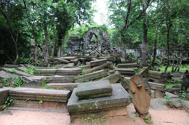 　崩密列的正門。<br /><br />　原來崩密列是一座位於柬埔寨暹粒省的吳哥古跡寺廟風格的印度教寺廟。距離吳哥古跡群以東40公里，自暹粒沿公路有77公里。目前它依然被叢林嚴密包裹著，並且尚未大規模的修復，大量倒塌的建築使崩密列形同廢墟。