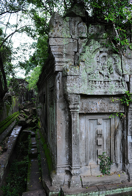 　從一些還沒有塌陷的遺跡可看得出建築風格跟吳哥窟有許多相似點，因此又被稱為「東邊的吳哥窟」。
