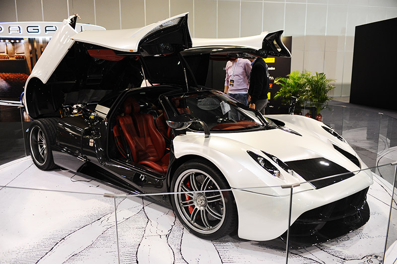 　Pagani(帕加尼)，是一家位於義大利摩德納的超級跑車製造商，該車廠堅持手工打造車輛，每年的產量約為60-70輛，買主在預定後需要等待數月才能將跑車開回。員工人數55（2011年）。<br /><br />　幾十人就可以打造出這樣的超級跑車，有些國家年產過千萬輛汽車都找不到一款能走向世界的車，以他們雄厚的財力，要買起這樣一班人該沒什麼難度吧。