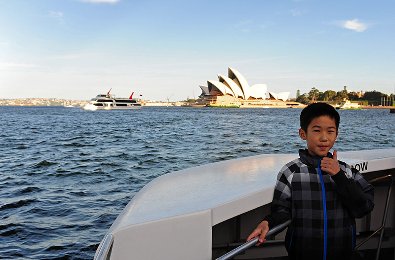 　本來只需約十分鐘的船程，遊了近一小時才看到悉尼歌劇院。
