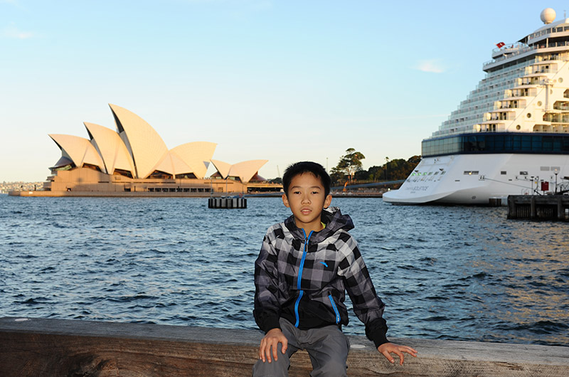 　到大橋下為小朋友拍幾張有悉尼背景的照片，調了很久才拍到這張好少少的照片：（