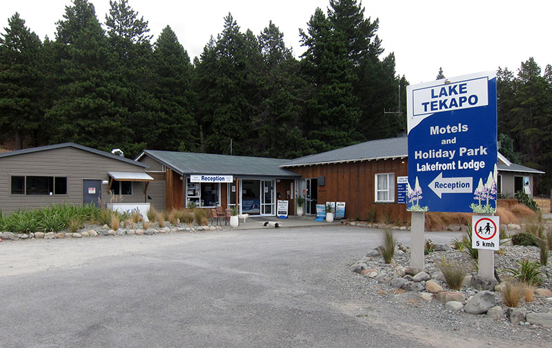 　下午五點來到Tekapo。雖是露營車，但紐西蘭大多數地方都規定露營車只能停宿在指定營地。<br /><br />　Lake Tekapo Motels &amp; Holiday Park，ADULT：NZD20/人，CHILD：NZD10/人。