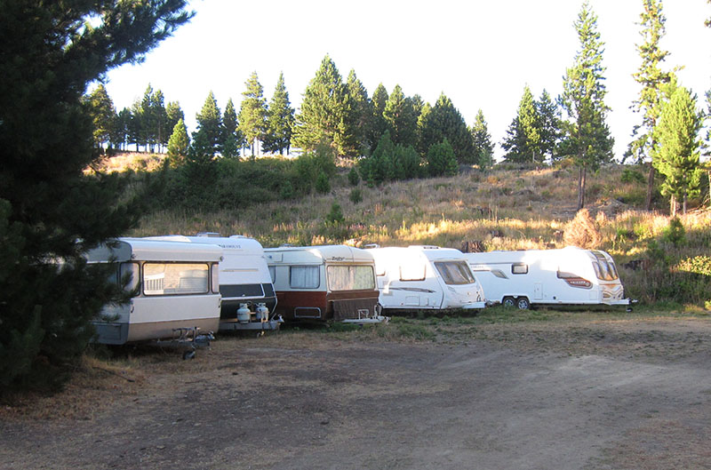 　昨晚十二點睡，早上七八點醒來，小朋友還在夢鄉，自己就到營地參觀一下其它露營車，這營地是景區唯一的露營車營地，也很大，基本上就是一個露營車展覽館。