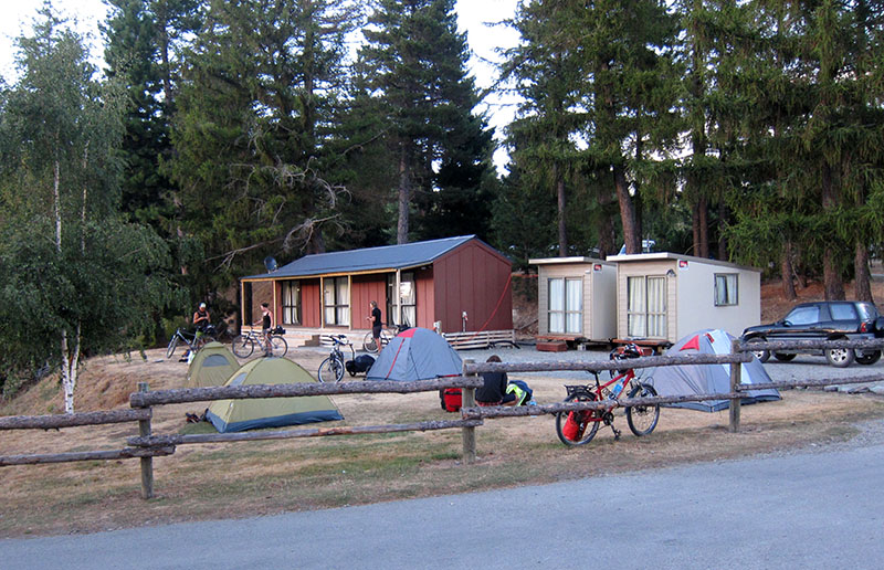 　營地除了有露營車營地外，也有小屋及帳蓬營地。最經濟的方式該是這種，不過在旅遊旺季應要很早訂，做功課時見有人在一兩個月前在Tekapo已一床位難求。當時也曾有此方式想法，但看到Tekapo及Mt Cook的住宿都沒什麼選擇而決心房車形式。