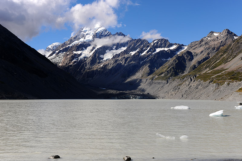 　這些冰塊都是冰川受重力作用沿河谷慢慢下移，最後崩塌在湖中，所以這些冰可能要過百年的。