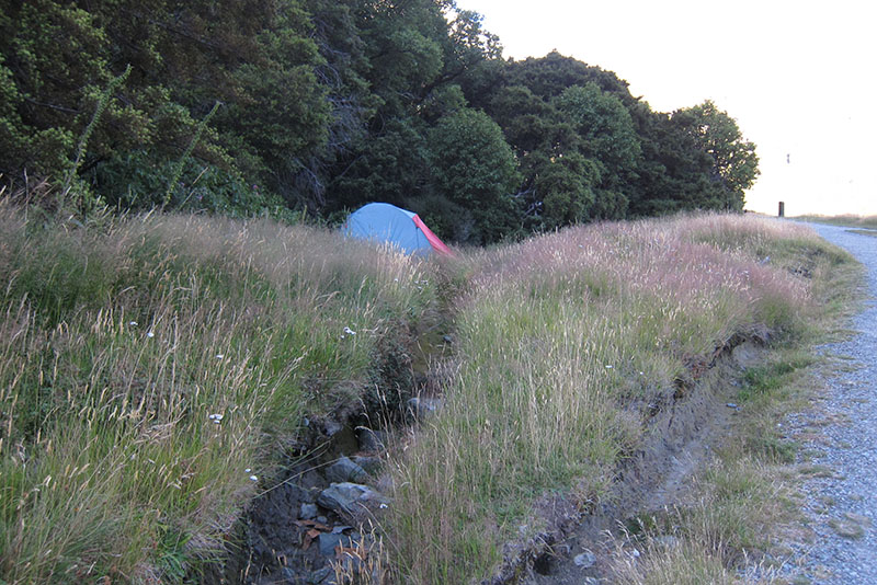 　大家不要以為帳蓬客亂紮營，其實有幾個營地是在草叢中有一塊小平地，還有小路進去，感覺猶如帳蓬中的別墅。