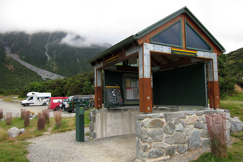 　這營地是由DOC(Department Of Conservation)管理，ADULT：NZD10/人，CHILD：NZD5/人。沒電源提供。<br /><br />　來前及行山前都有計劃把車停到山下的免費營地以節省些旅費，行完山不禁捨不得這地方，這麼漂亮的地方，除了不收門票外，還提供廁所、廚房、水源、排污池等，一家四口NZD30，就算是門票也超值了，而我相信停宿費也是會用在維護公園上面。<br /><br />　行山回來後就不難決定要留在這裡過夜了。營地一個工作人員也不見，但營地卻保持得很整潔，費用在一小亭自取一小表格及袋子，填寫一些簡單資料及包好費用，投入收款箱。