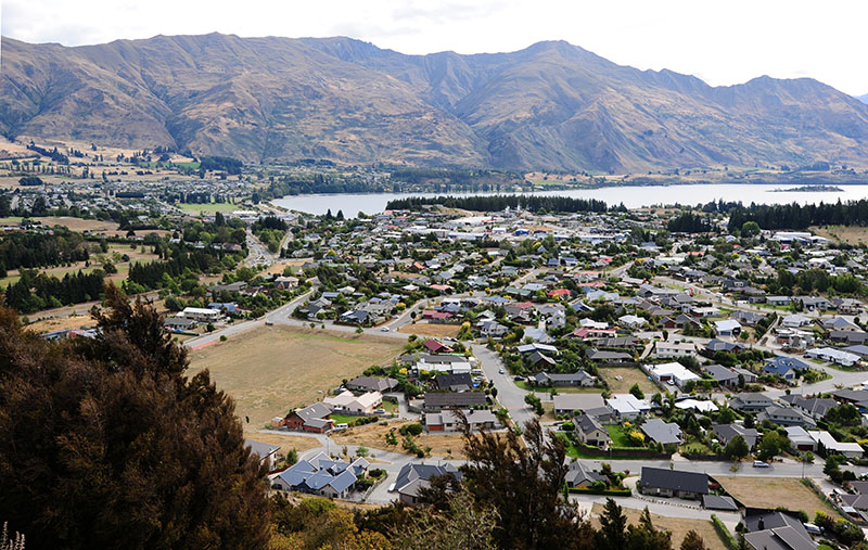 　我對Puzzle World對面的Mt Iron有較大興趣，據說山上可以俯瞰Lake Wanaka，拍到很好的照片。<br /><br />　兵分兩路，我自己上山俯瞰Wanaka小鎮。