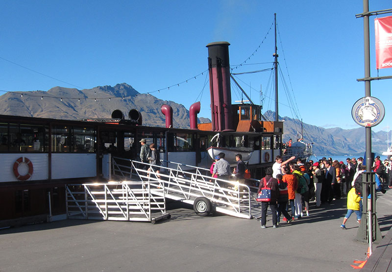 　首先坐古董蒸汽船暢遊Lake Wakatipu，很多客人來賀呀！