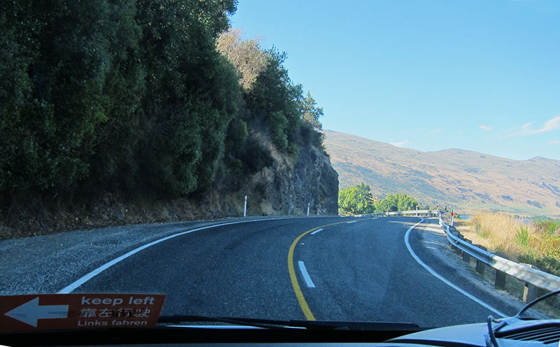 　出發初段是繞Lake Wakatipu湖邊，道路彎曲狹窄、臨淵面崖，房車高車不敢開得太快，有機會就讓後車先走，大家開心。