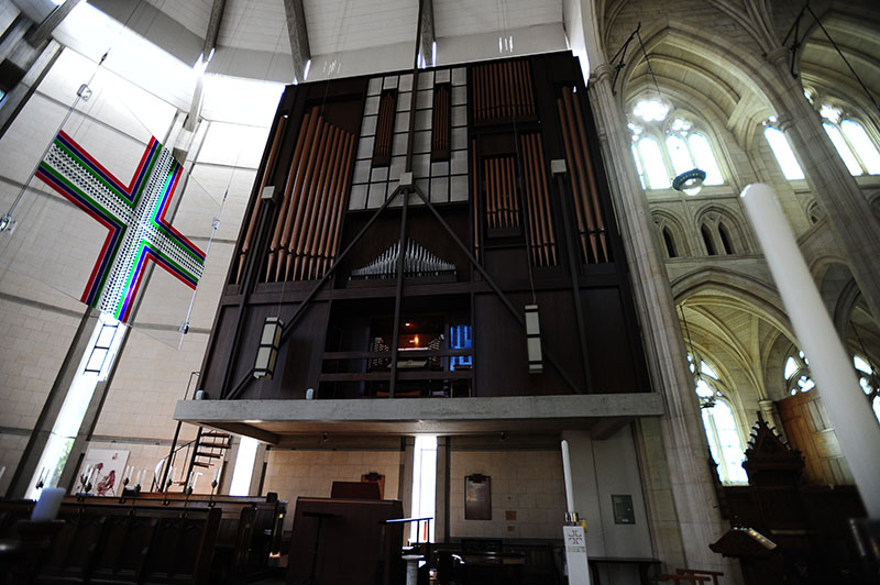 　經常聽說有一些教堂有管風琴，這回終於有機會見到管風琴真貌，在此還請教了管風琴是如何工作的。