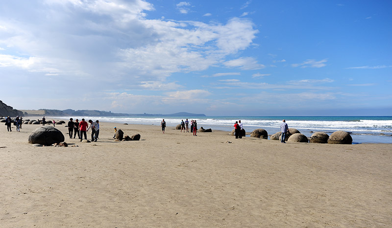　沙灘上散佈著大約50顆巨型的圓形石頭，最大的寬3米，最小的直徑有30厘米。