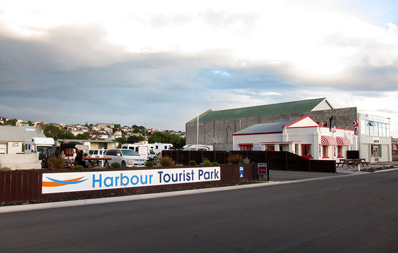 　Oamaru Harbour Tourist Park，ADULT：NZD17.5，CHILD：NZD 7.5。<br /><br />　這個營地比較奇怪，沒有鮮水及排污池給露營車更換，不過廚房、沖涼房、廁所還是有的。