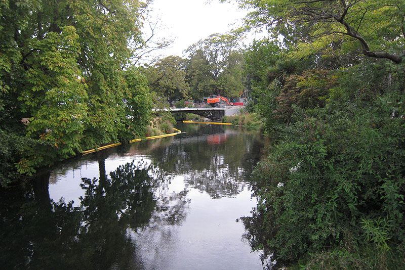 　貫穿全城的河——雅芳河(Avon River)。