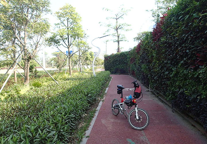 　環島東路，現橫琴最主要的幹線，有不錯的單車徑。