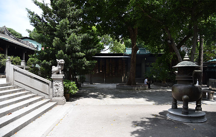 　第一進庭院綠樹成蔭，一進禪院就給人悠閑寧靜的感覺。