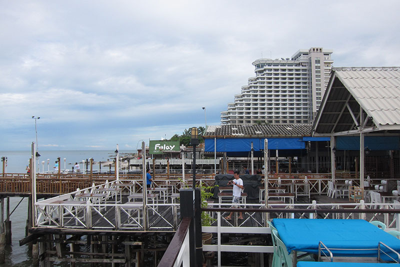 　餐廳是海邊的水上屋，遠方高層就是Hilton酒店了。