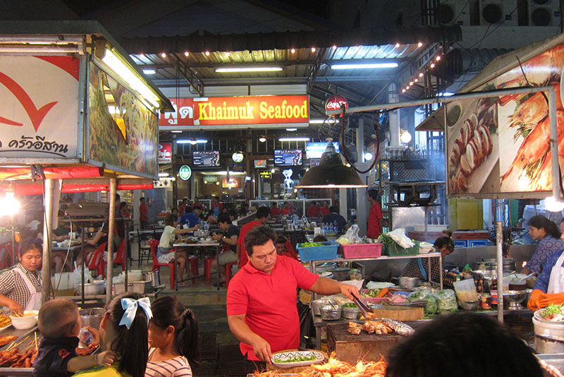 　晚上到Chatchai Market附近的夜市見識一下。