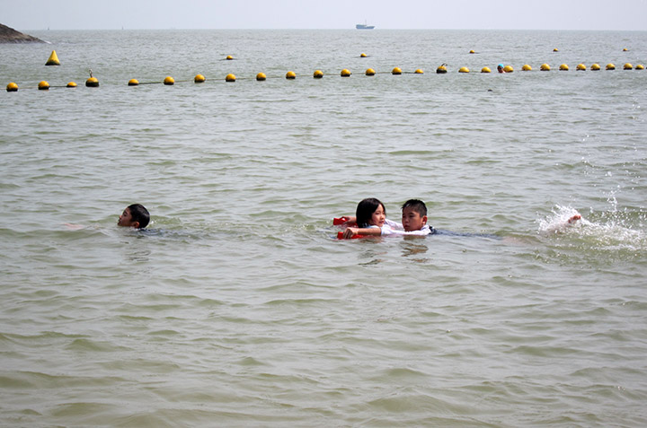 　第一次和小朋友來竹灣玩玩水，雖是大假期，天氣也很好，但海灘的小朋友不超過十位，救生員也比平時多，有三四位，也沒什麼浪，可放心給小朋友玩水。
