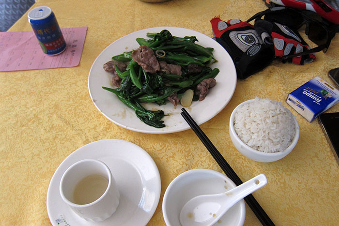 　普通的餐廳，一碟牛肉炒芥蘭，RMB45.