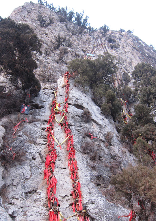 　棧道附近的峭壁有幾條鐵鏈，不知是否以前的登山之道。