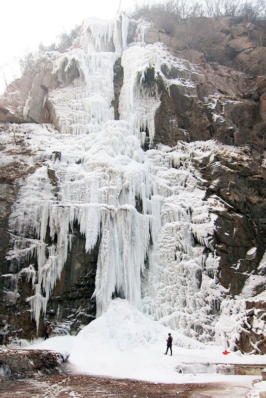 　水濤溝內印象較深的是一冰掛瀑布。