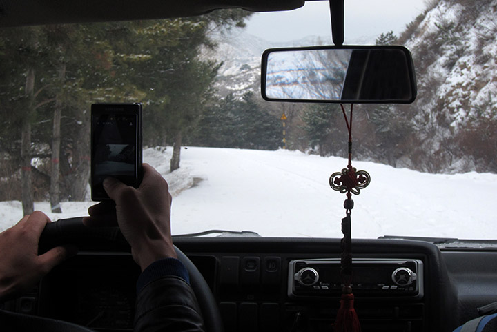 　懸空寺離山腰的停車場還有兩三公里的路，上山之路都被厚厚的白雪蓋住了，司機也說甚少見此情景，不禁也掏出手機出來拍照留念。