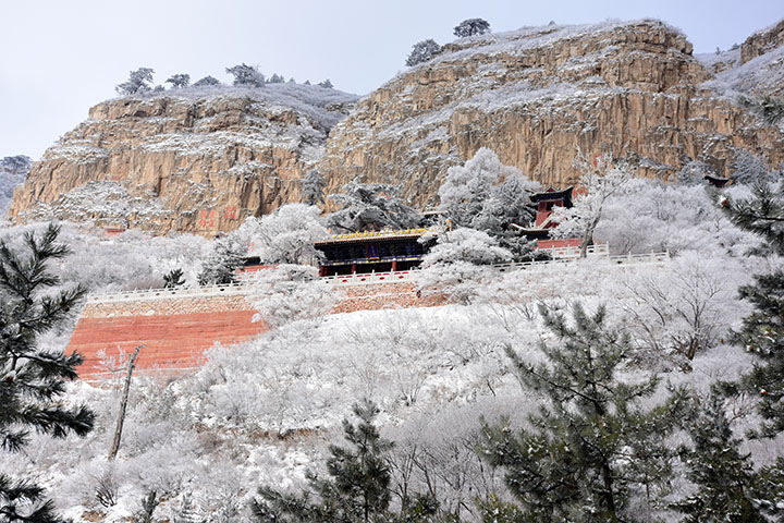 　但中國的名山，總少不了廟宇，廟宇令恆山景色豐富不少，白雪更令恆山錦上添花。