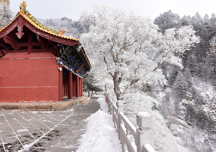 　今天恆山上的廟群建築給雪景蓋過了。