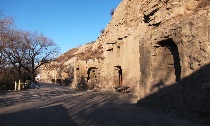 　雲岡石窟依山開鑿，在武州河北岸東西綿延1公里，主要洞窟達51個（其中保存較好的約20個），整個窟群共有大小佛蹲1100多個，大小佛像51000多尊，最大佛像高達17米，最小佛像僅有2釐米高。