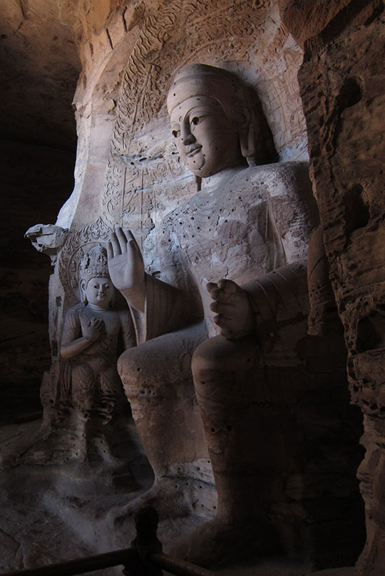 　第三窟是雲岡最大的石窟，窟分前後兩室，斷崖高25米，後室雕一佛二菩薩像，從雕造手法判斷，應為隋唐時期的作品。