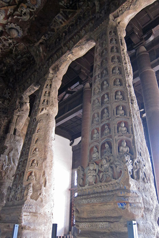 　連柱子上都有佛像，難得一見。當時有些奇怪，這麼精美珍貴的古跡是怎逃過那列強入侵及拜毛年代呢？