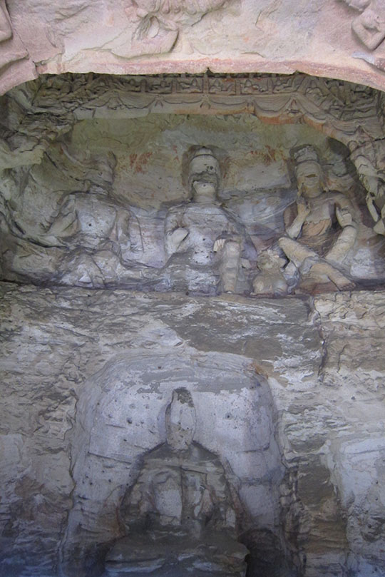 　石窟群雖長一公里，但許多佛像損壞相當嚴重，其中一原因是當年為了雕刻的便利性，選在石頭硬度相對較低的雲岡，使得佛像較不耐風吹雨打。