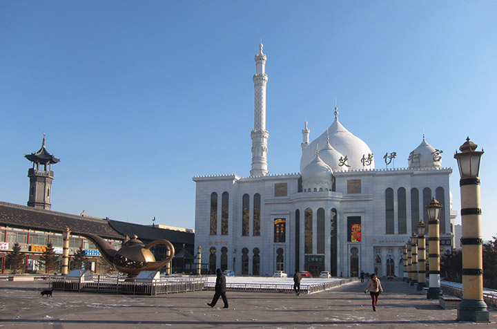 　清真大寺旁還有一龐大的清真寺式建築，原來只是一商業建築。