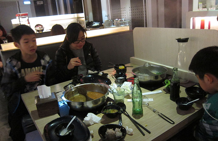 　晚餐回西門町吃自助火鍋，趁小朋友還有半價去大賺一番。