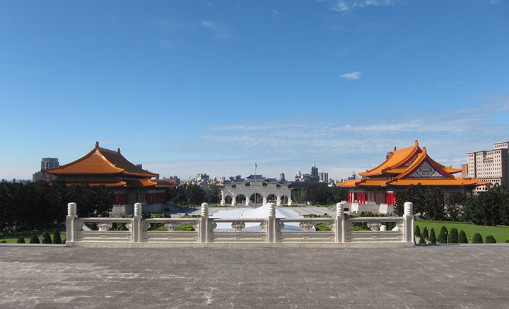 　和大多數中國寺廟記念建築坐北向南不同，中正記念堂是坐東向西，遙望大陸，寓意不言而喻。這是十年前跟團來台時導遊解釋的。