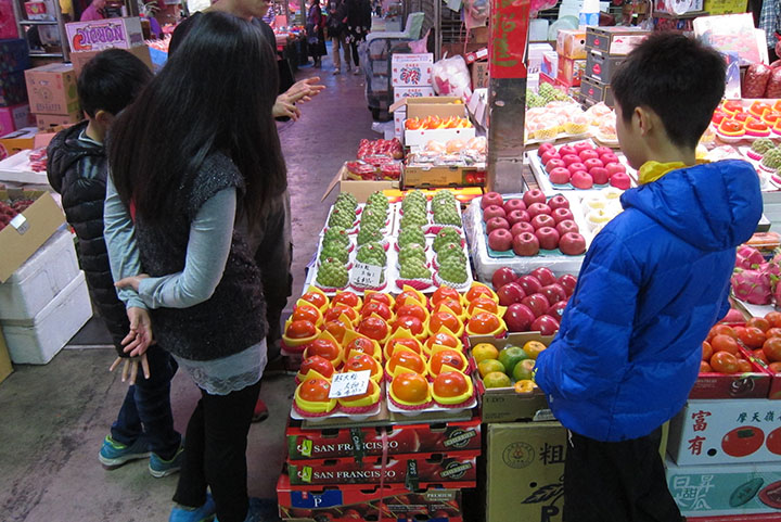 　而上引水產對面有一水果批發市場，喜歡購物的也值得走一走。