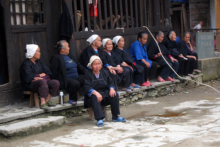 　雖也是侗族，但服飾及髮式跟不太遠的肇興侗族明顯有些不同了。