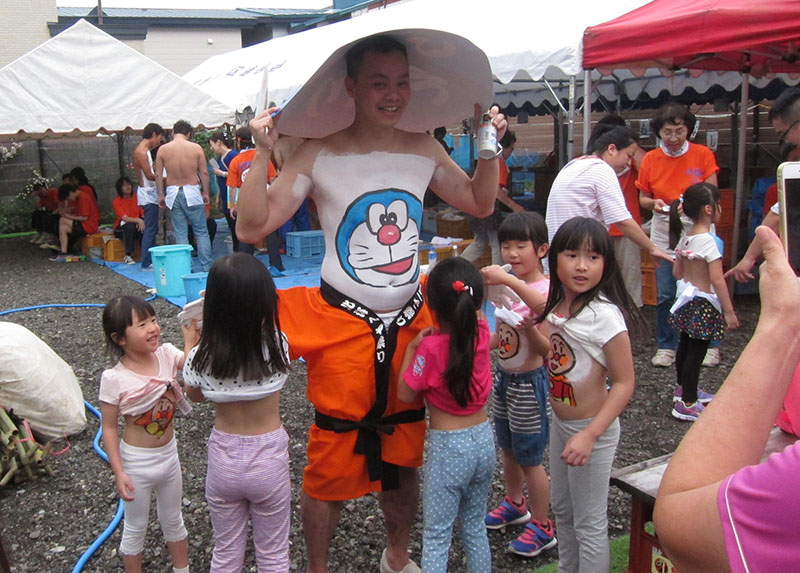 　遊客可以參加巡遊，也可以玩下彩繪肚皮，彩繪加衣服道具2000円，只畫肚皮500円。